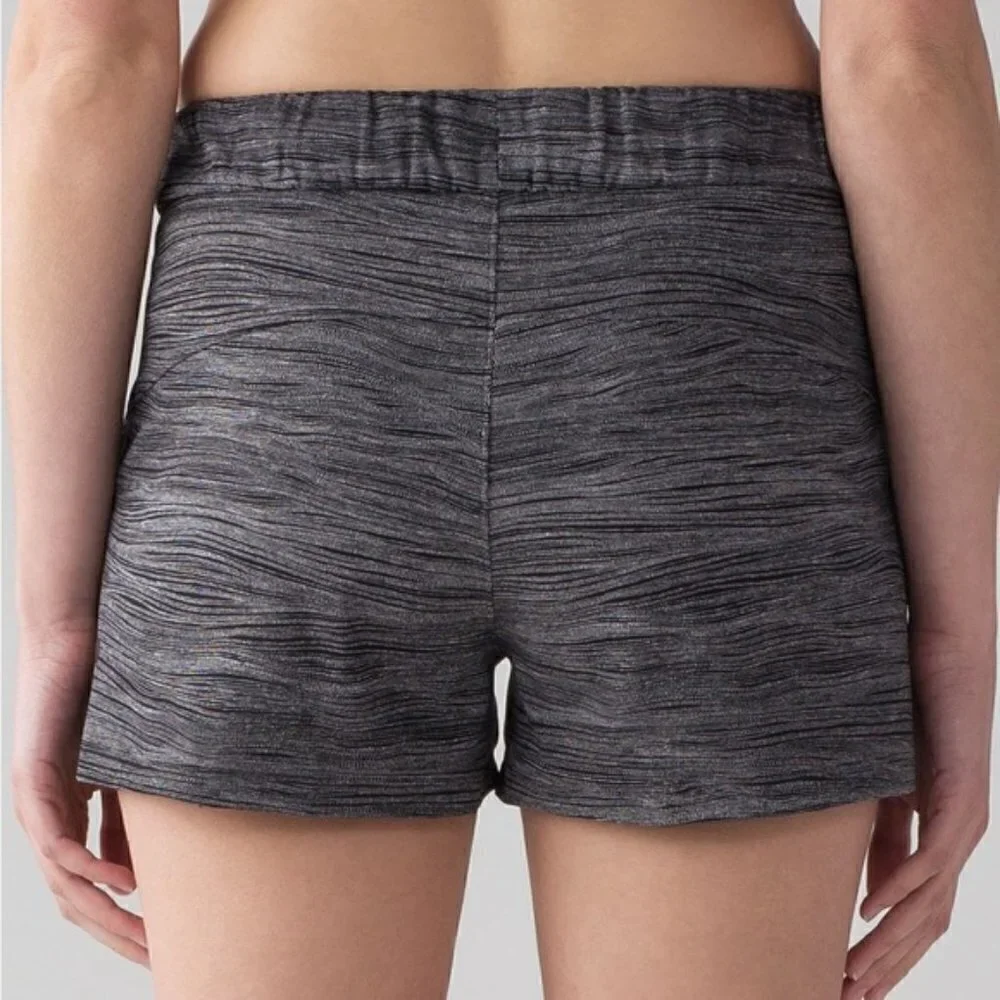 Lululemon On The Fly Short size 4 Bit Point Ice Grey Black